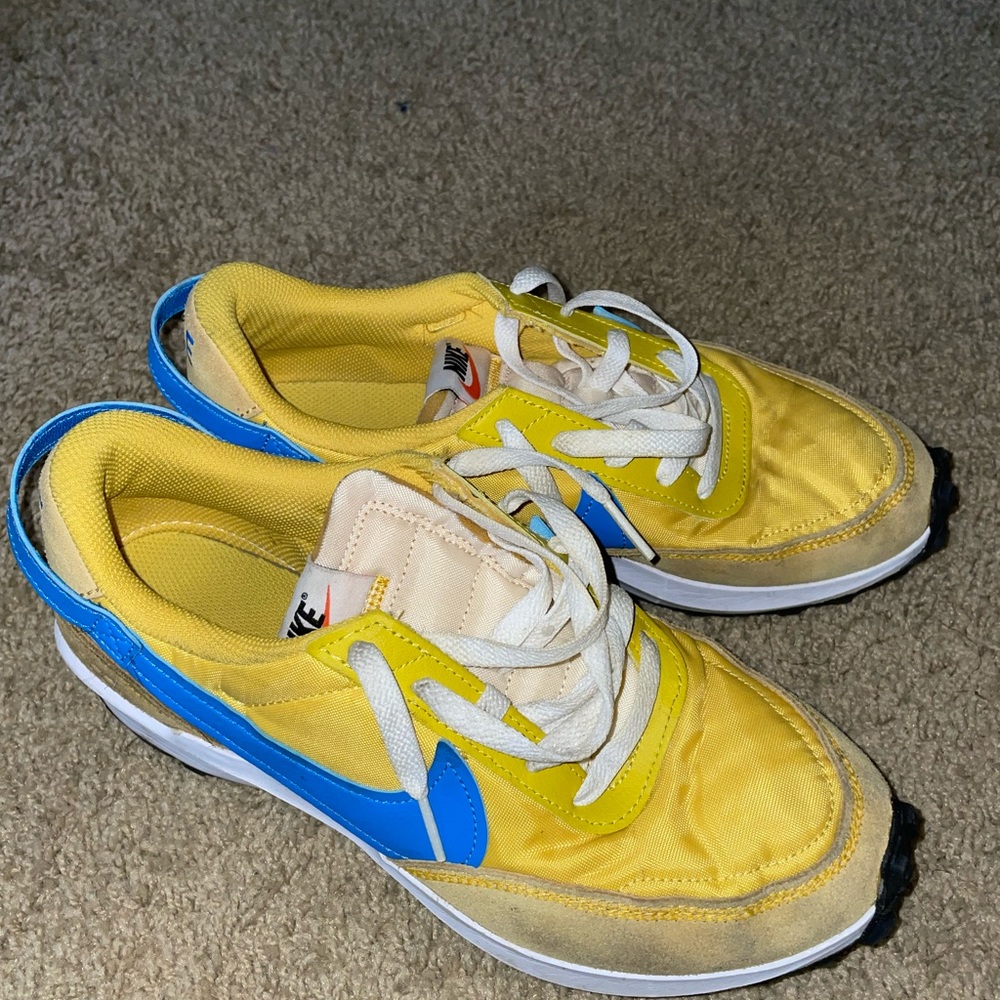 YELLOW WHITE AND BLUE NIKE SNEAKERS ((8 1/2))